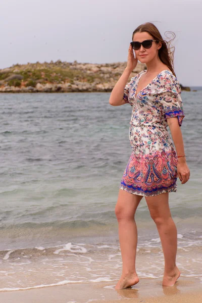 Дівчина в літній сукні на пляжі — стокове фото