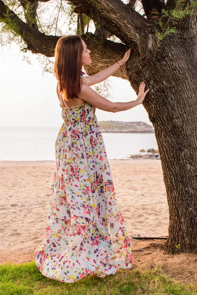 Das Mädchen im Sommerkleid am Strand — Stockfoto