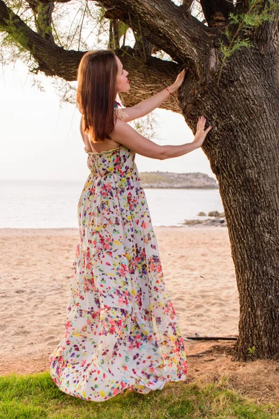 La chica en un vestido de verano en la playa — Foto de Stock