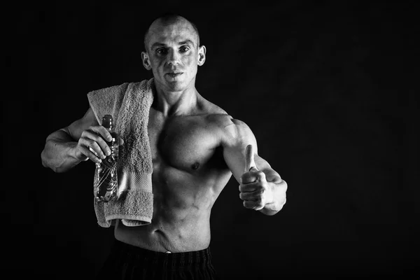 Masculino mostrando músculos en fotos en blanco y negro . — Foto de Stock