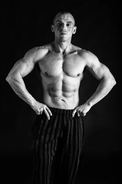Чоловік показує м'язи на чорно-білих фотографіях . — стокове фото