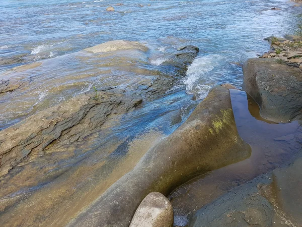 Bela paisagem montanhosa com o rio — Fotografia de Stock