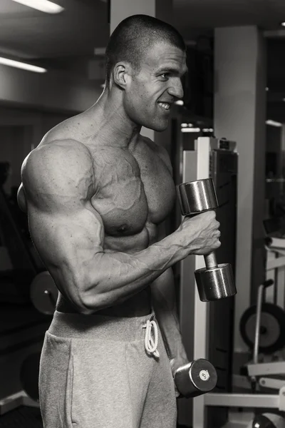 Occupation avec haltères dans la salle de gym . — Photo