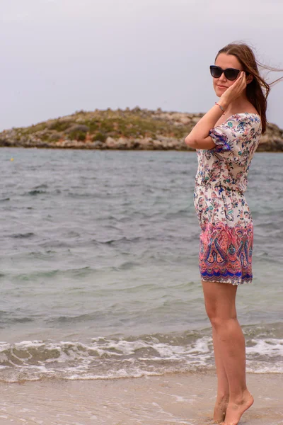 夏の女の子がビーチでドレスします。 — ストック写真