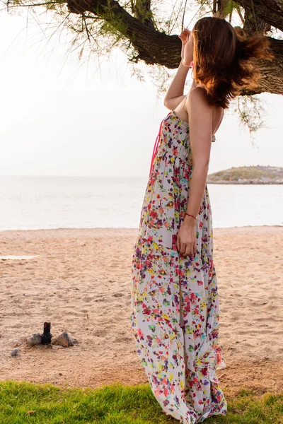 Flickan i en sommar klänning på stranden — Stockfoto