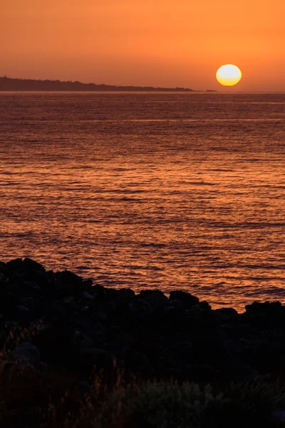 Um pôr-do-sol delicioso na praia — Fotografia de Stock