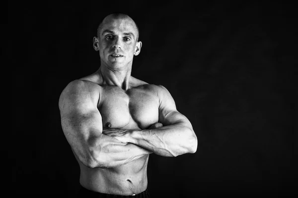 Male showing muscles in a black-and-white photos. — Stock Photo, Image