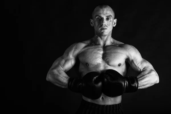 Мужчина показывает мышцы на черно-белых фотографиях . — стоковое фото