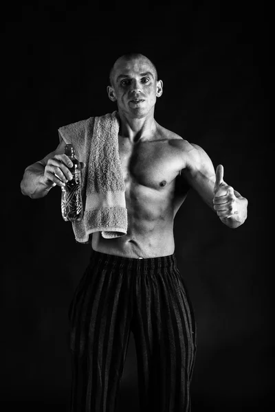 显示男性锻炼肌肉在一张黑白的照片. — 图库照片