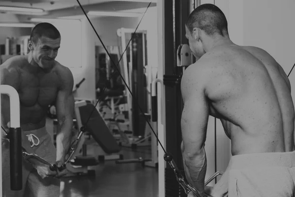 Occupation avec haltères dans la salle de gym . — Photo