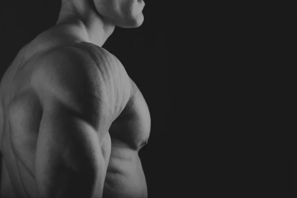 Muskulöser junger Mann in einem Schwarz-Weiß-Foto. — Stockfoto