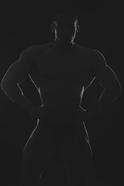 Мускулистый молодой человек на черно-белых фотографиях . — стоковое фото