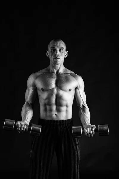 Мужчина показывает мышцы на черно-белых фотографиях . — стоковое фото