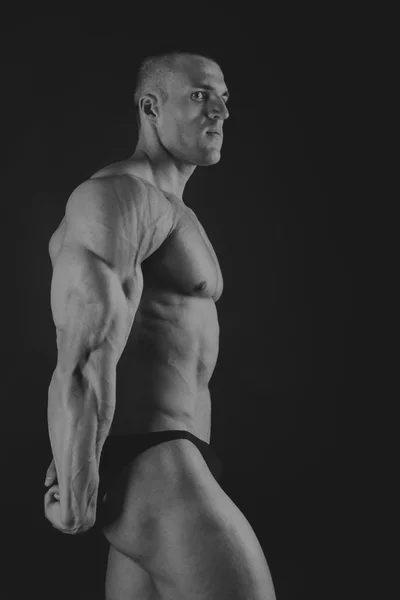 Muskulös ung man i svartvita bilder. — Stockfoto
