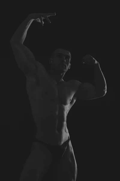 Musculoso joven en un blanco y negro fotos . —  Fotos de Stock