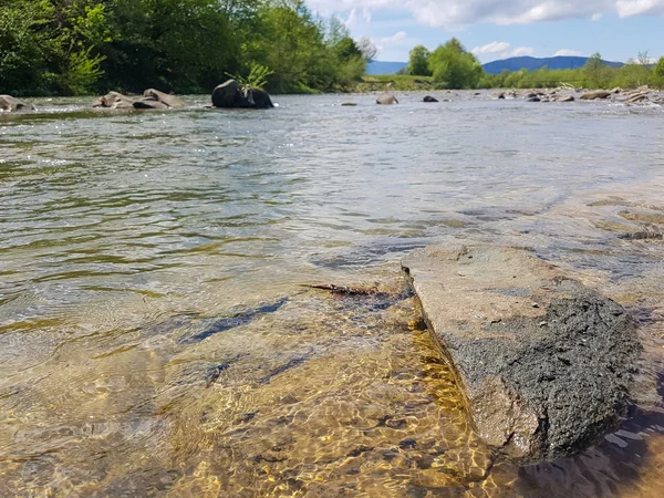 Hermoso paisaje de montaña con el río — Foto de Stock