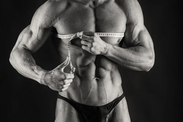 Bodybuilder in demonstratief poses op zwart — Stockfoto