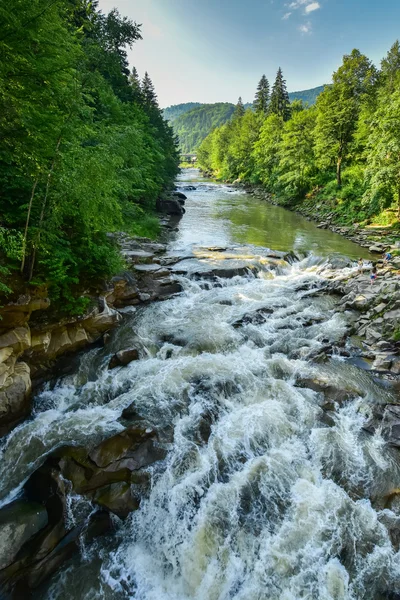 Krásná horská krajina s řekou — Stock fotografie