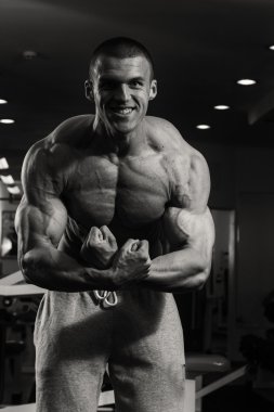 Erkek vücut geliştirmeci whit halter