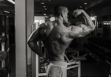 Erkek vücut geliştirmeci whit halter