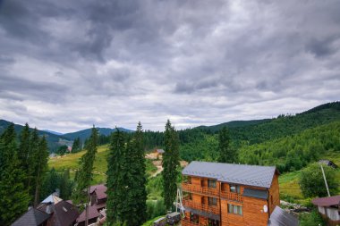 Dağ tatil beldesi yaz aylarında görünümünü