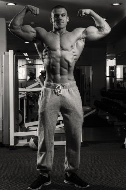 Erkek vücut geliştirmeci whit halter