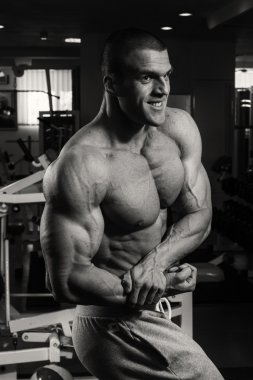 Erkek vücut geliştirmeci whit halter