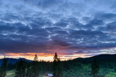 Muhteşem gün batımı ve dağlarda gökyüzüne