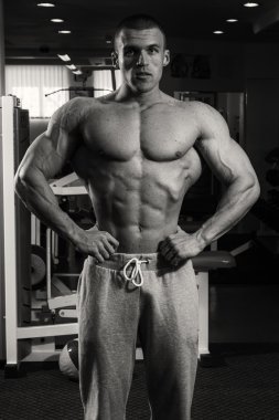 Erkek vücut geliştirmeci whit halter