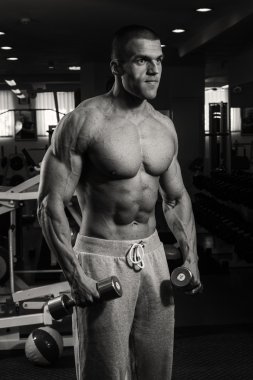 Erkek vücut geliştirmeci whit halter