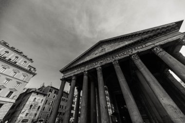 Konumlar Roma güzel bir şehirdir. İyi yolculuklar.