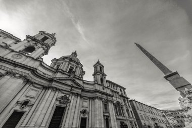 Konumlar Roma güzel bir şehirdir. İyi yolculuklar.