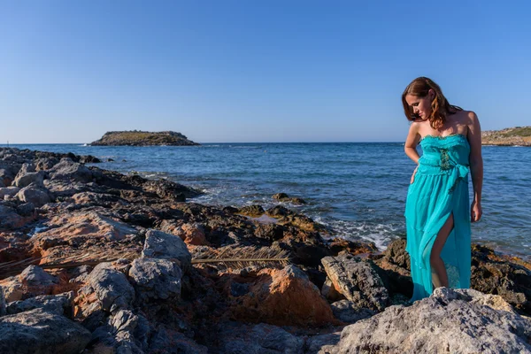 Das Mädchen im Sommerkleid am Strand — Stockfoto