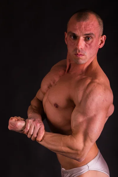 Emotionaler Bodybuilder auf schwarz — Stockfoto