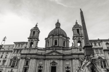 Konumlar Roma güzel bir şehirdir. İyi yolculuklar.