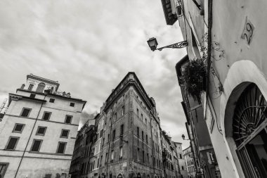 Konumlar Roma güzel bir şehirdir. İyi yolculuklar.