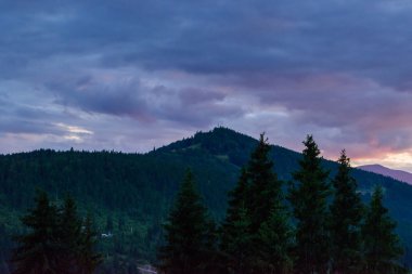 Muhteşem gün batımı ve dağlarda gökyüzüne