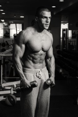 Erkek vücut geliştirmeci whit halter