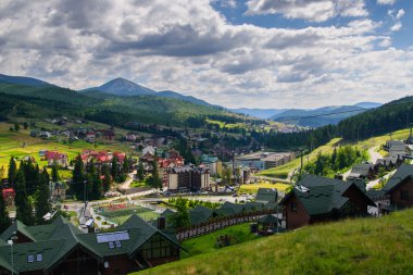 Dağ tatil beldesi yaz aylarında görünümünü