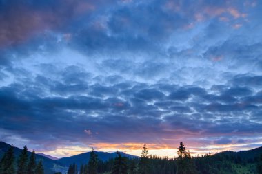 Muhteşem gün batımı ve dağlarda gökyüzüne