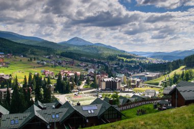 Dağ tatil beldesi yaz aylarında görünümünü