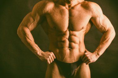 siyah arka plan üzerine çok kaslı atletik yakışıklı