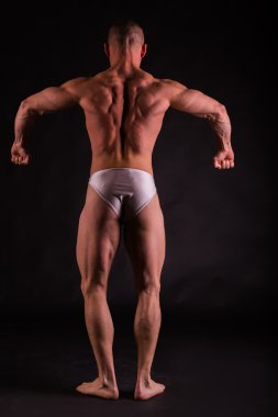 siyah arka plan üzerine çok kaslı atletik yakışıklı