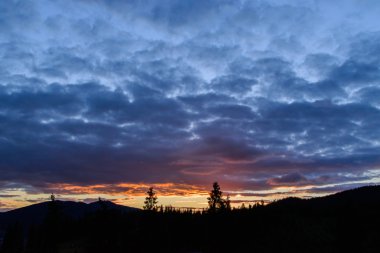 Muhteşem gün batımı ve dağlarda gökyüzüne