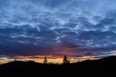 Muhteşem gün batımı ve dağlarda gökyüzüne
