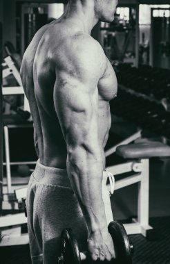 Yakışıklı güç atletik erkek ile kasları kadar pompalama eğitim 