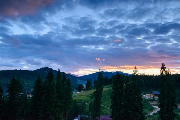 Muhteşem gün batımı ve dağlarda gökyüzüne — Stok fotoğraf