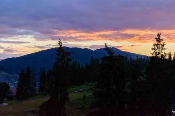 Muhteşem gün batımı ve dağlarda gökyüzüne — Stok fotoğraf
