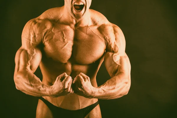 Emotionele bodybuilder op zwart — Stockfoto