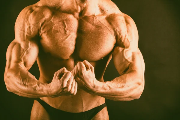 Bodybuilder emotivo su nero — Foto Stock